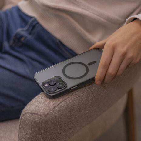 Coverzs Coverzs iPhone 14 Pro matte MagSafe Hülle (Transparent/Schwarz)