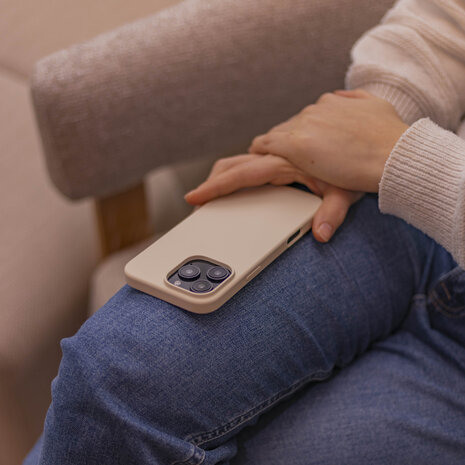 Coverzs Coverzs iPhone 14 Pro Luxus Silikon MagSafe Hülle (Beige) Coverzs Coverzs iPhone 14 Pro Luxus Silikon MagSafe Hülle (Beige)