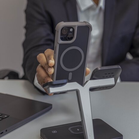 Coverzs Coverzs iPhone 15 matte Shockcase mit MagSafe (Grau) Coverzs Coverzs iPhone 15 matte Shockcase mit MagSafe (Grau)