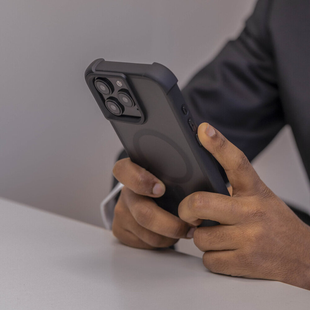 Coverzs Coverzs iPhone 15 Pro matte Shockcase mit MagSafe (Schwarz) Coverzs Coverzs iPhone 15 Pro matte Shockcase mit MagSafe (Schwarz)