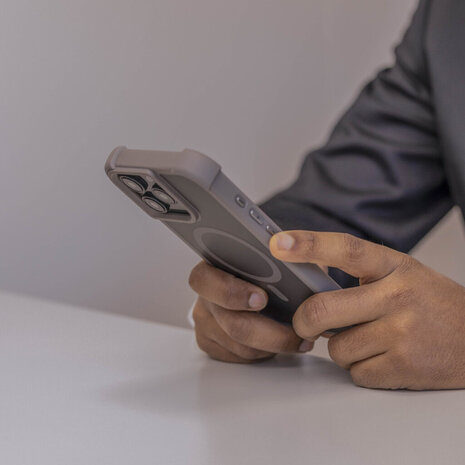 Coverzs Coverzs iPhone 15 Pro Max matte Shockcase mit MagSafe (Grau) Coverzs Coverzs iPhone 15 Pro Max matte Shockcase mit MagSafe (Grau)