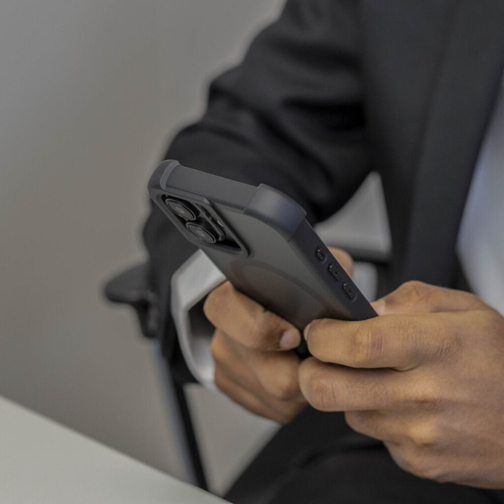 Coverzs Coverzs iPhone 16 matte Shockcase mit MagSafe (Schwarz) Coverzs Coverzs iPhone 16 matte Shockcase mit MagSafe (Schwarz)