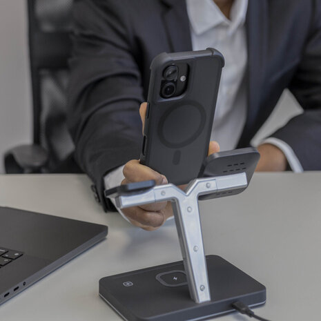 Coverzs Coverzs iPhone 16 Plus matte Shockcase mit MagSafe (Schwarz) Coverzs Coverzs iPhone 16 Plus matte Shockcase mit MagSafe (Schwarz)