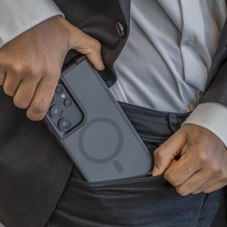 Coverzs Coverzs Samsung Galaxy S25 Ultra matte Shockcase mit MagSafe (Schwarz) Coverzs Coverzs Samsung Galaxy S25 Ultra matte Shockcase mit MagSafe (Schwarz)