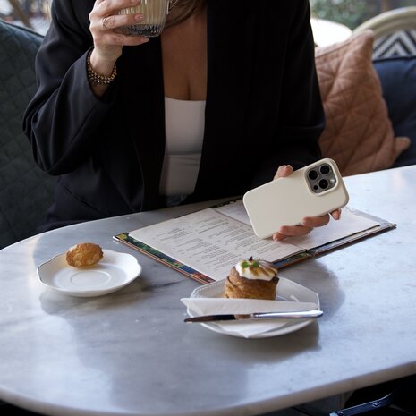 xoxo Wildhearts xoxo Wildhearts Shockproof Silikonhülle Beige - iPhone 16 Pro Max xoxo Wildhearts xoxo Wildhearts Shockproof Silikonhülle Beige - iPhone 16 Pro Max