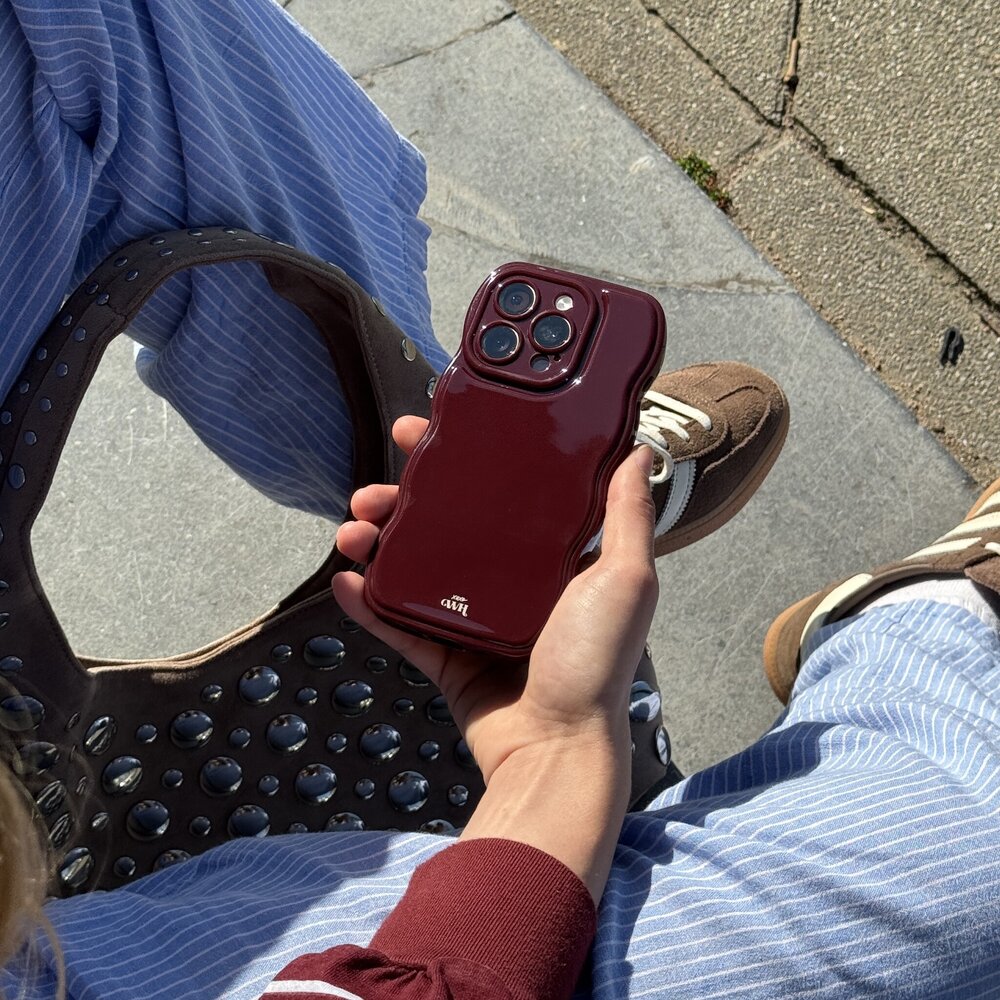 xoxo Wildhearts xoxo Wildhearts Glossy Wavy Case Burgundy - iPhone 12 Pro Hülle