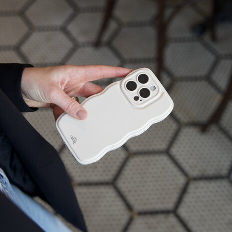 xoxo Wildhearts xoxo Wildhearts Glossy Wavy Case Beige - iPhone 13 Hülle