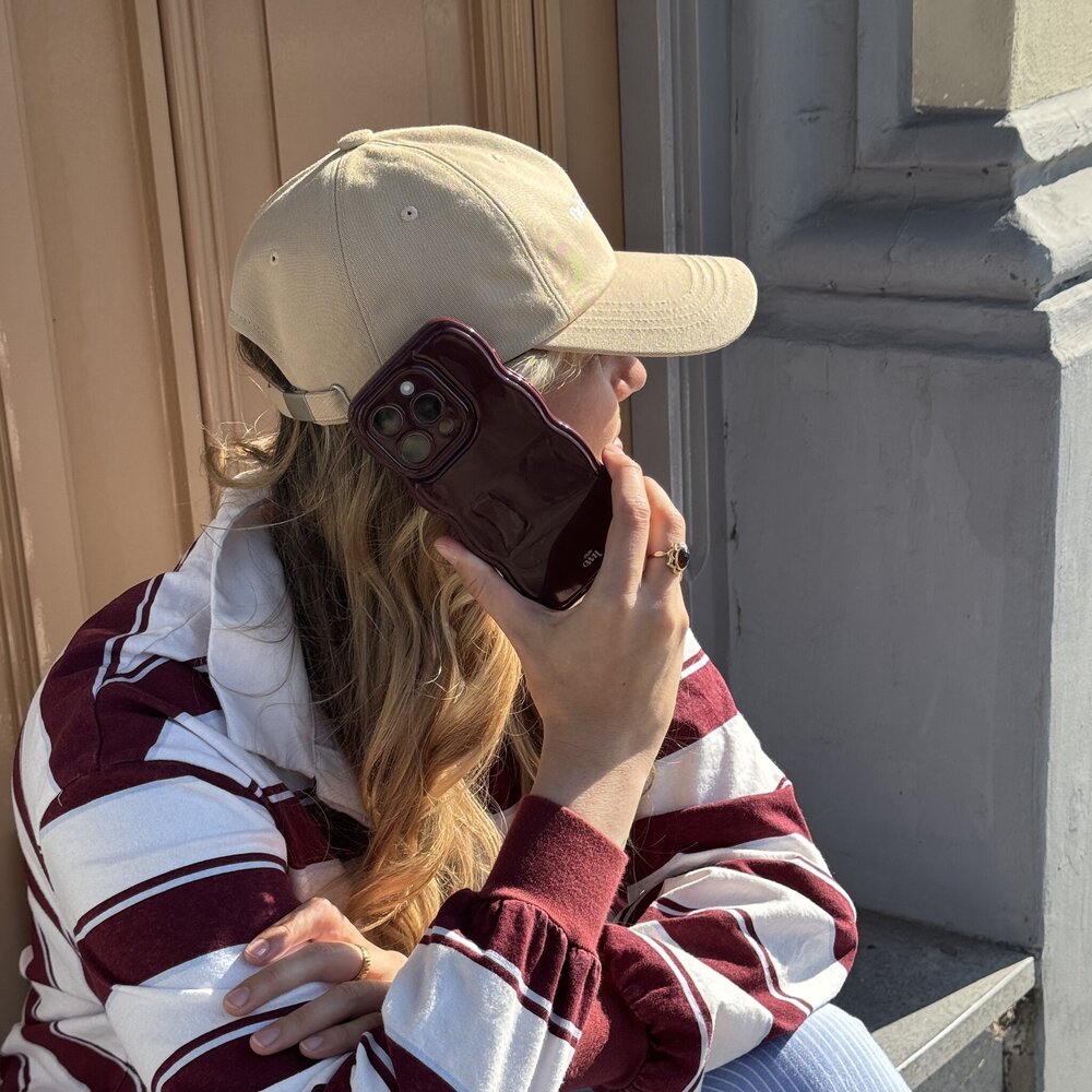 xoxo Wildhearts xoxo Wildhearts Glossy Wavy Case Burgundy - iPhone 13 Pro Hülle xoxo Wildhearts xoxo Wildhearts Glossy Wavy Case Burgundy - iPhone 13 Pro Hülle