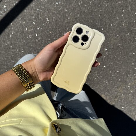 xoxo Wildhearts xoxo Wildhearts Glossy Wavy Case Buttercup - iPhone 13 Pro Hülle xoxo Wildhearts xoxo Wildhearts Glossy Wavy Case Buttercup - iPhone 13 Pro Hülle