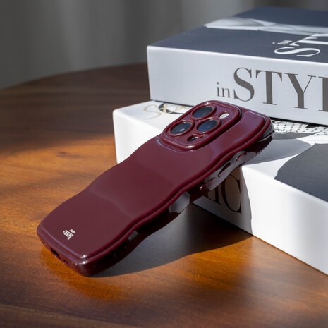 xoxo Wildhearts xoxo Wildhearts Glossy Wavy Case Burgundy - iPhone 13 Pro Max Hülle