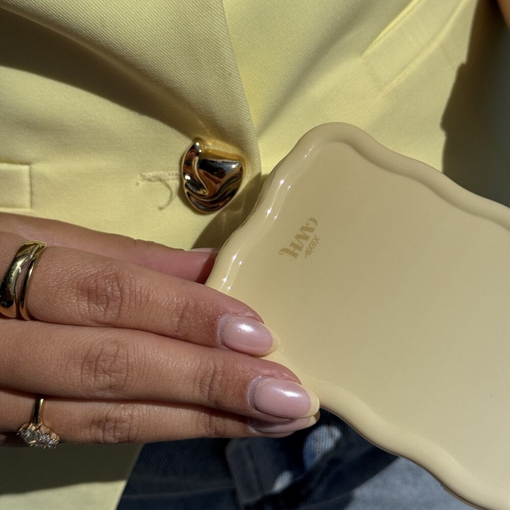 xoxo Wildhearts xoxo Wildhearts Glossy Wavy Case Buttercup - iPhone 13 Pro Max Hülle xoxo Wildhearts xoxo Wildhearts Glossy Wavy Case Buttercup - iPhone 13 Pro Max Hülle