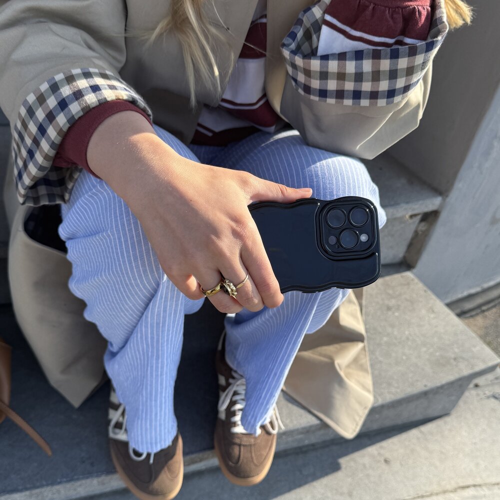 xoxo Wildhearts xoxo Wildhearts Glossy Wavy Case Black - iPhone 14 Hülle