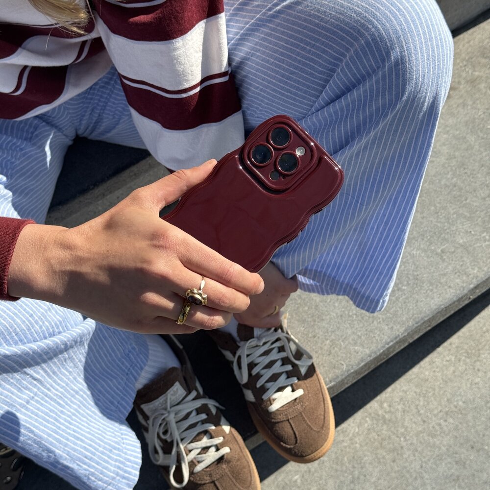 xoxo Wildhearts xoxo Wildhearts Glossy Wavy Case Burgundy - iPhone 14 Hülle