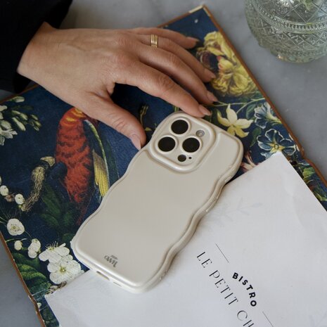 xoxo Wildhearts xoxo Wildhearts Glossy Wavy Case Beige - iPhone 14 Pro Max Hülle