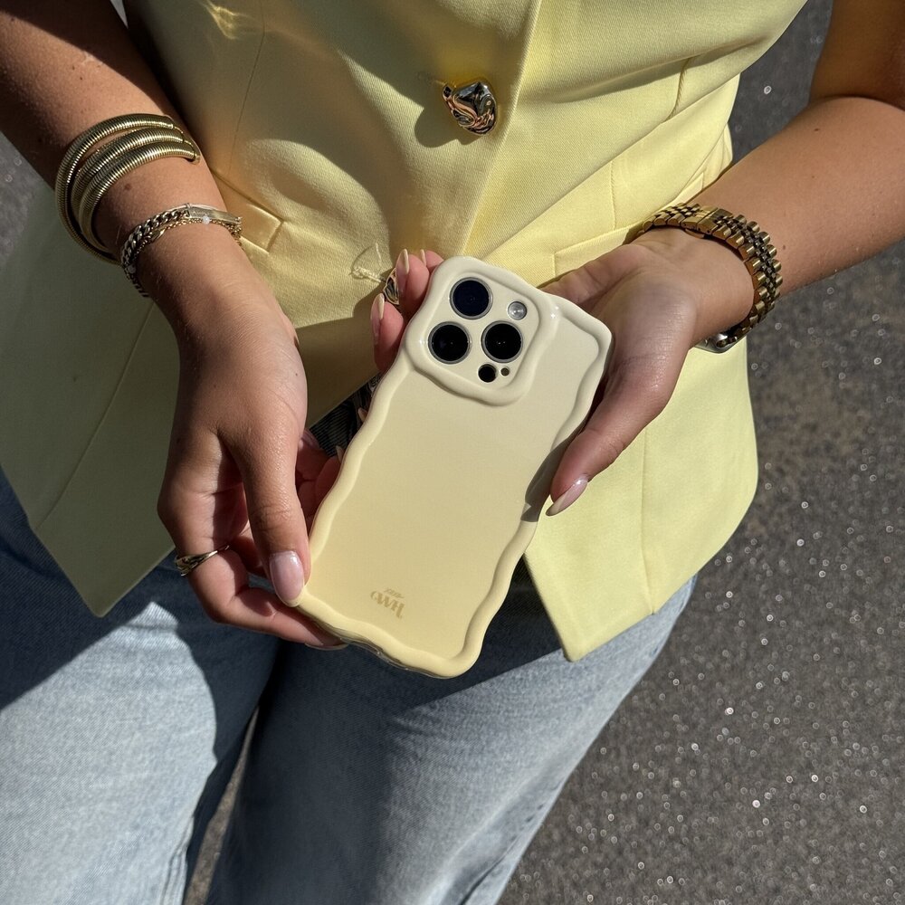 xoxo Wildhearts xoxo Wildhearts Glossy Wavy Case Buttercup - iPhone 14 Pro Max Hülle xoxo Wildhearts xoxo Wildhearts Glossy Wavy Case Buttercup - iPhone 14 Pro Max Hülle