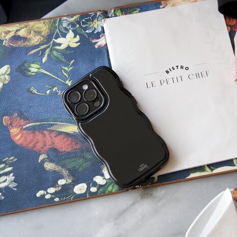 xoxo Wildhearts xoxo Wildhearts Glossy Wavy Case Black - iPhone 15 Hülle xoxo Wildhearts xoxo Wildhearts Glossy Wavy Case Black - iPhone 15 Hülle