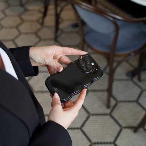 xoxo Wildhearts xoxo Wildhearts Glossy Wavy Case Black - iPhone 15 Hülle xoxo Wildhearts xoxo Wildhearts Glossy Wavy Case Black - iPhone 15 Hülle