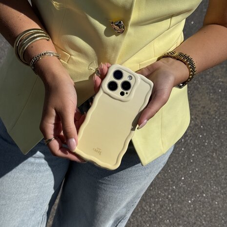 xoxo Wildhearts xoxo Wildhearts Glossy Wavy Case Buttercup - iPhone 15 Pro Max Hülle xoxo Wildhearts xoxo Wildhearts Glossy Wavy Case Buttercup - iPhone 15 Pro Max Hülle