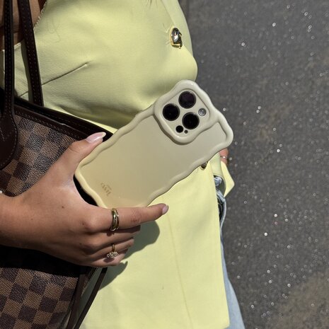 xoxo Wildhearts xoxo Wildhearts Glossy Wavy Case Buttercup - iPhone 15 Pro Max Hülle xoxo Wildhearts xoxo Wildhearts Glossy Wavy Case Buttercup - iPhone 15 Pro Max Hülle