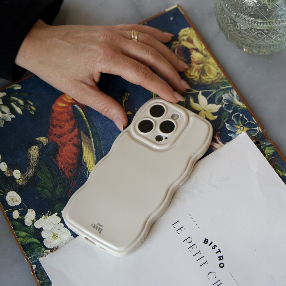 xoxo Wildhearts xoxo Wildhearts Glossy Wavy Case Beige - iPhone 16 Plus Hülle xoxo Wildhearts xoxo Wildhearts Glossy Wavy Case Beige - iPhone 16 Plus Hülle