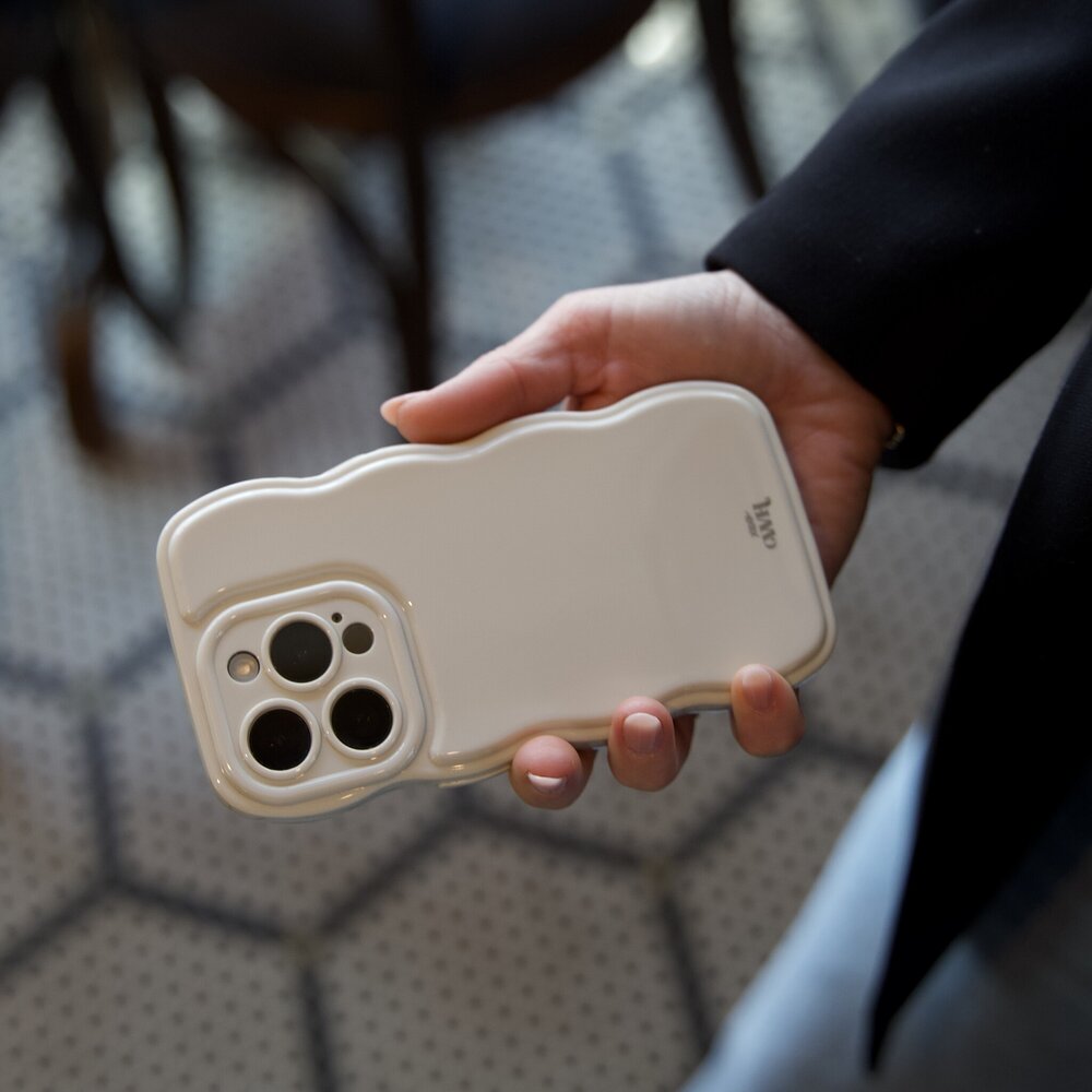 xoxo Wildhearts xoxo Wildhearts Glossy Wavy Case Beige - iPhone 16 Pro Hülle