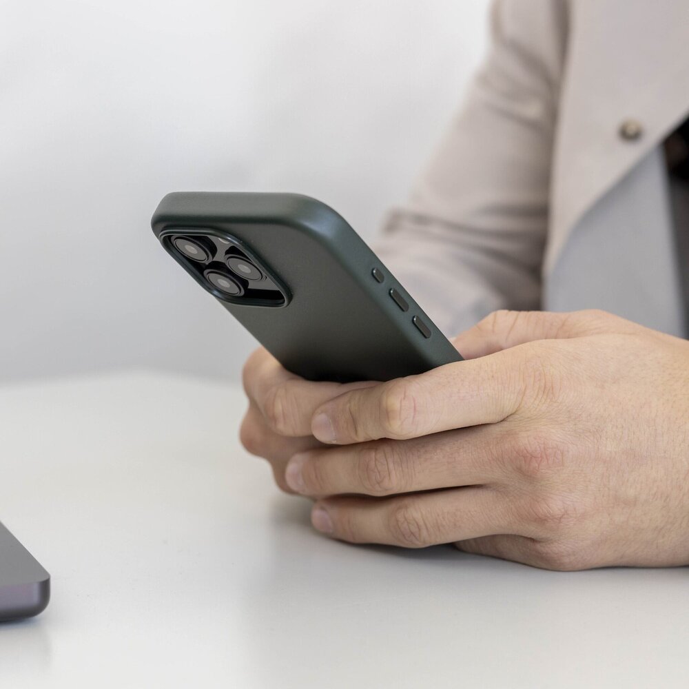 Coverzs Coverzs iPhone 13 Pro Luxus Leder MagSafe Hülle (Dunkelgrün)