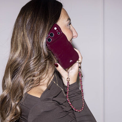 xoxo Wildhearts xoxo Wildhearts Glossy Wavy Cord Case Burgundy - Classic Chain Burgundy (short) - iPhone 17