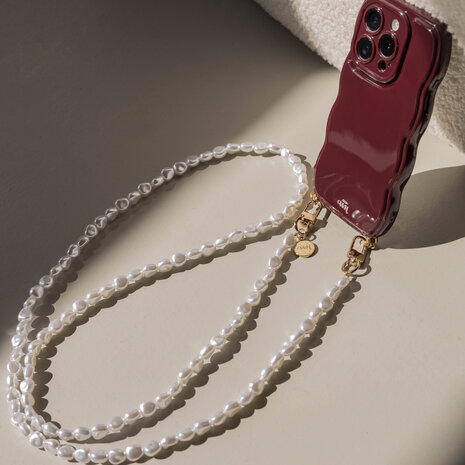 xoxo Wildhearts xoxo Wildhearts Glossy Wavy Cord Case Burgundy - Pearlfection (long) - iPhone 17 Pro xoxo Wildhearts xoxo Wildhearts Glossy Wavy Cord Case Burgundy - Pearlfection (long) - iPhone 17 Pro