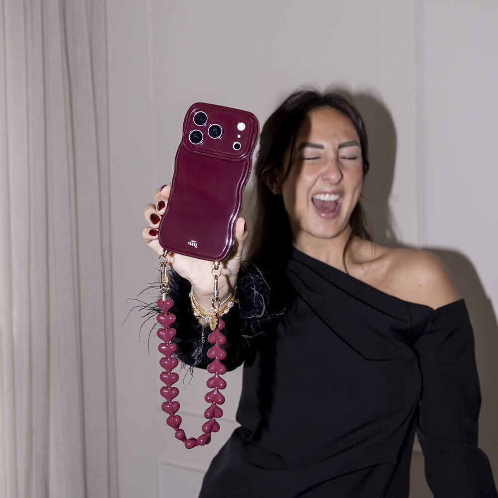 xoxo Wildhearts xoxo Wildhearts Glossy Wavy Cord Case Burgundy - Funky Hearts (Burgundy) - iPhone 17 Pro