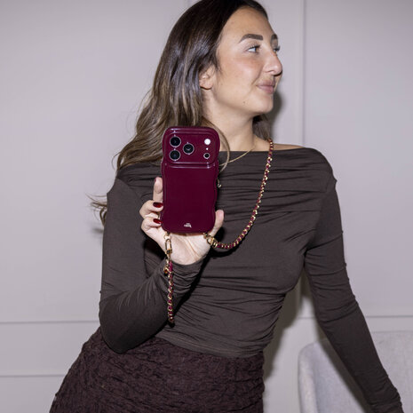 xoxo Wildhearts xoxo Wildhearts Glossy Wavy Cord Case Burgundy - Classic Chain Burgundy (long) - iPhone 17 Pro