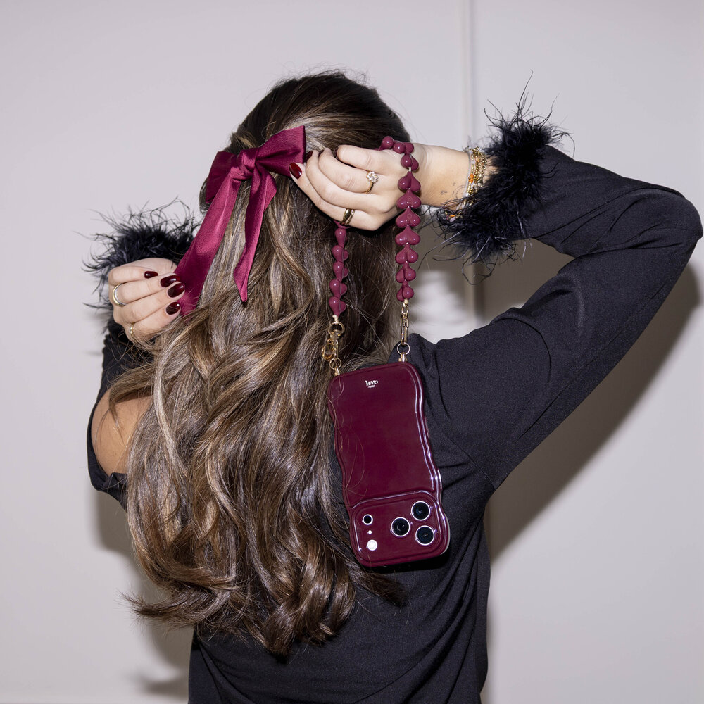 xoxo Wildhearts xoxo Wildhearts Glossy Wavy Cord Case Burgundy - Funky Hearts (Burgundy) - iPhone 17 Pro Max