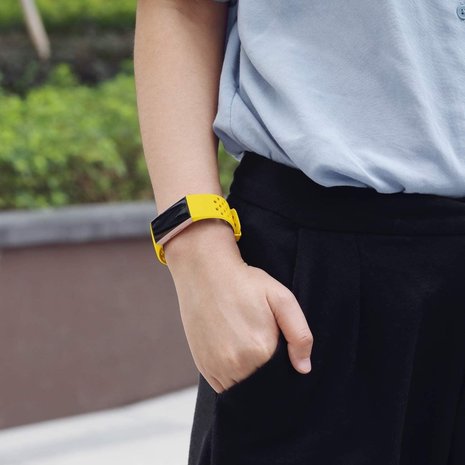 Strap-it® Strap-it Fitbit Charge 4 Armband Silikon mit Löchern (Gelb) Strap-it® Strap-it Fitbit Charge 4 Armband Silikon mit Löchern (Gelb)