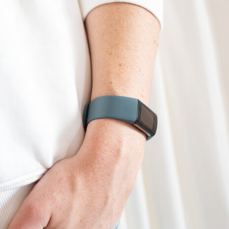 Strap-it® Strap-it Fitbit Charge 6 Silikon Armband (Piniengrün)