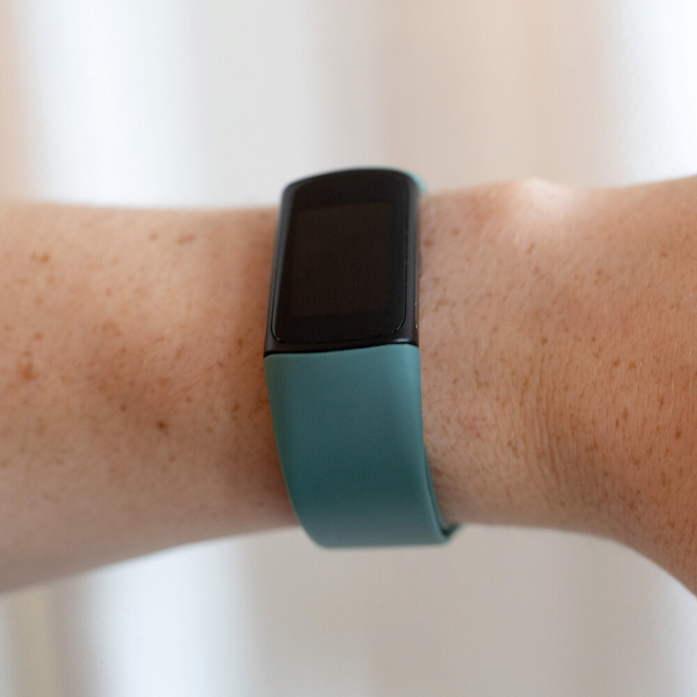 Strap-it® Strap-it Fitbit Charge 6 Silikon Armband (Piniengrün)