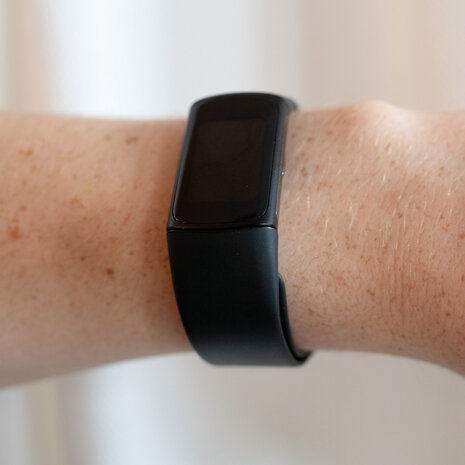 Strap-it® Strap-it Fitbit Charge 6 Silikon Armband (Schwarz) Strap-it® Strap-it Fitbit Charge 6 Silikon Armband (Schwarz)