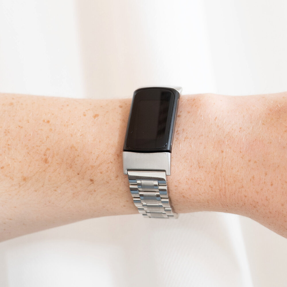 Strap-it® Strap-it Fitbit Charge 5 Metal Link Armband (Silber) Strap-it® Strap-it Fitbit Charge 5 Metal Link Armband (Silber)