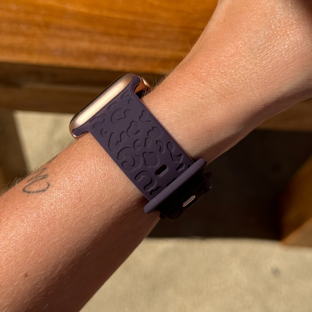 xoxo Wildhearts xoxo Wildhearts Apple Watch Silikonarmband Leopardenmuster (Dark Cherry)