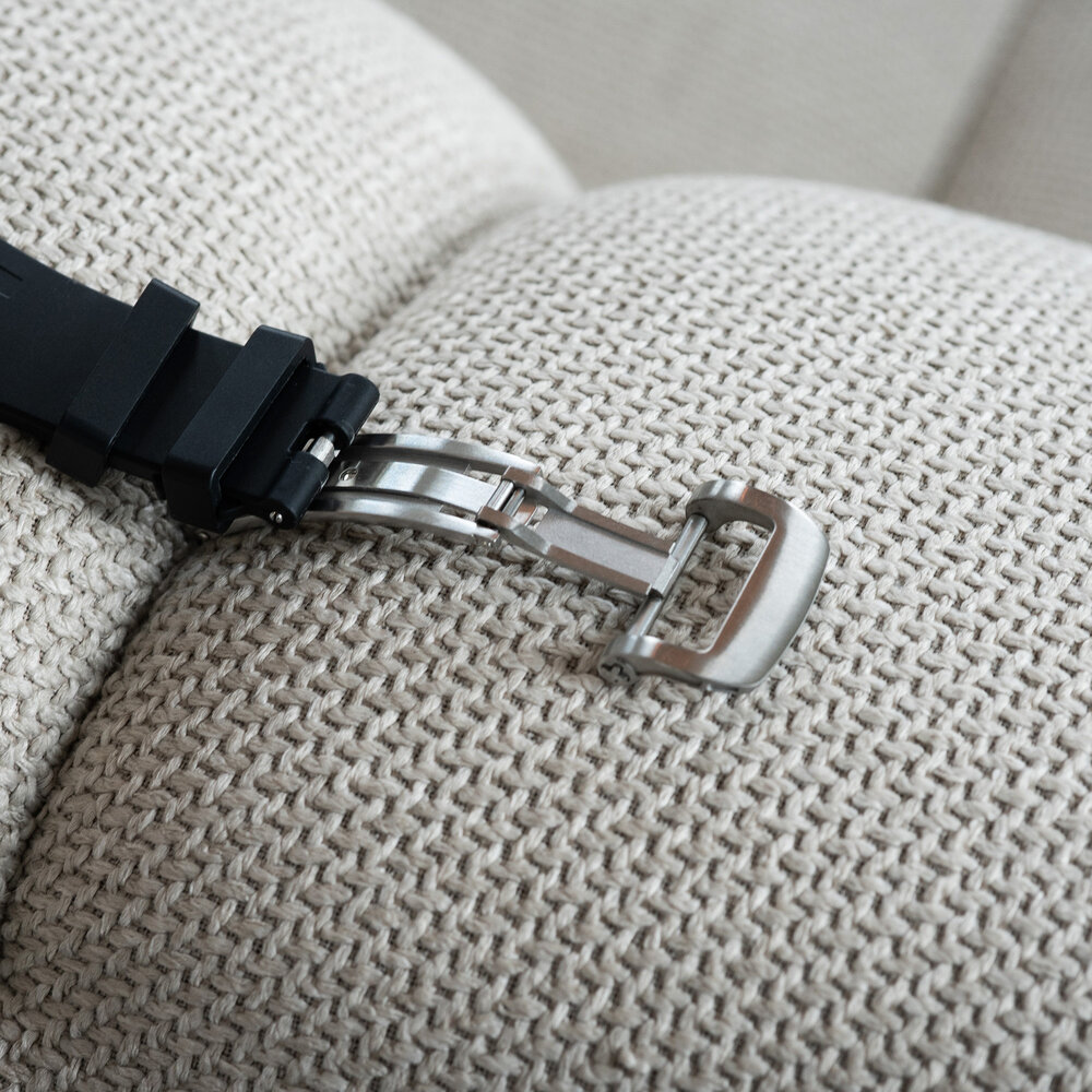 Bandz Bandz Apple Watch Silikonarmband 'Luxe Liquid' (Schwarz mit Silber) Bandz Bandz Apple Watch Silikonarmband 'Luxe Liquid' (Schwarz mit Silber)