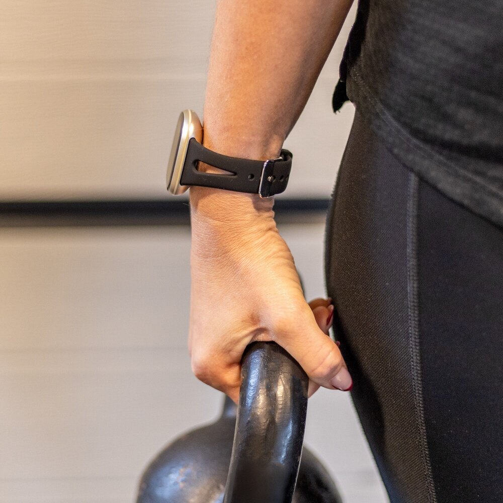 Strap-it® Strap-it Fitbit Sense Luxus-Silikonarmband (Schwarz)