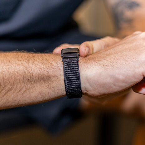 Strap-it® Strap-it Fitbit Charge 6 Nylonband (Schwarz) Strap-it® Strap-it Fitbit Charge 6 Nylonband (Schwarz)