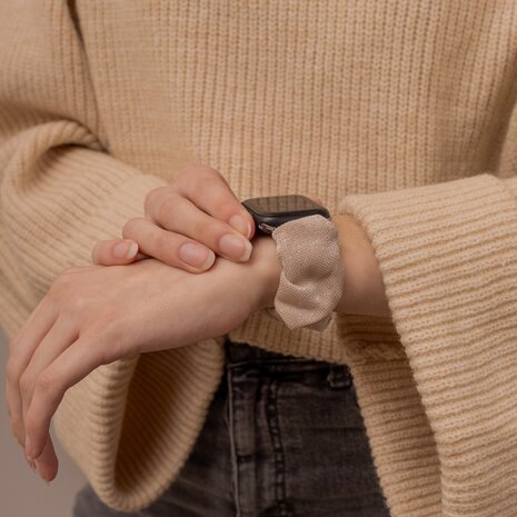 Strap-it® Strap-it Apple Watch Scrunchie Armband (Glänzendes Beige) Strap-it® Strap-it Apple Watch Scrunchie Armband (Glänzendes Beige)