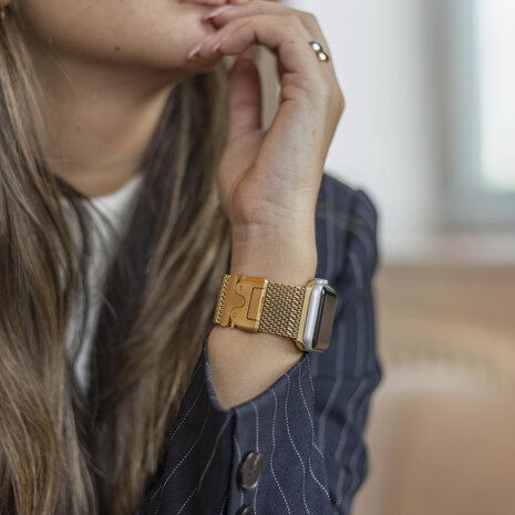 Bandz Bandz Apple Watch Milanaise Loop Band mit P-Buckle (Gold) Bandz Bandz Apple Watch Milanaise Loop Band mit P-Buckle (Gold)