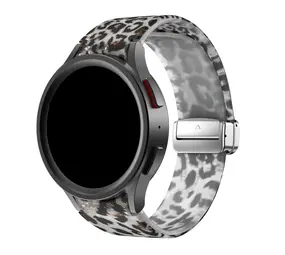 Strap-it® Samsung Galaxy Watch 4 44mm Glow in the Dark D-Buckle Armband Leopard Strap-it® Samsung Galaxy Watch 4 44mm Glow in the Dark D-Buckle Armband Leopard