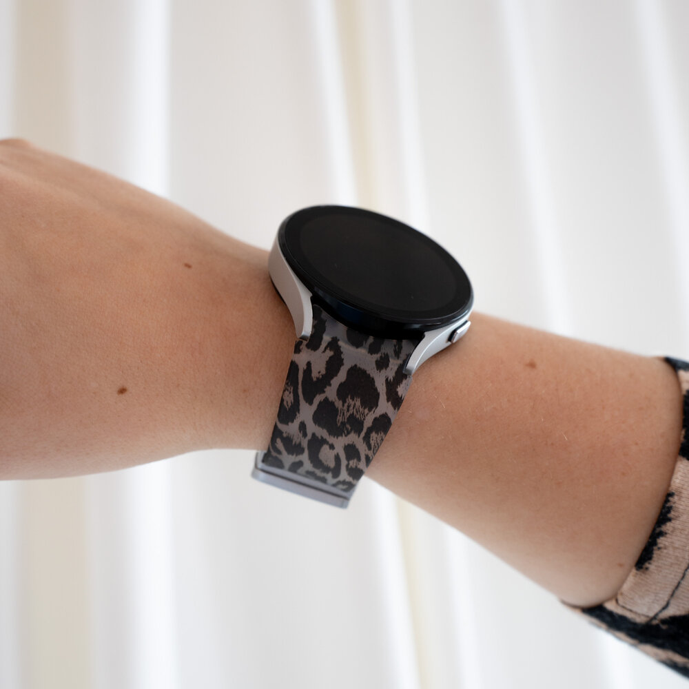 Strap-it® Strap-it Samsung Galaxy Watch 4 44mm Glow in the Dark D-Buckle Armband Leopard Strap-it® Strap-it Samsung Galaxy Watch 4 44mm Glow in the Dark D-Buckle Armband Leopard