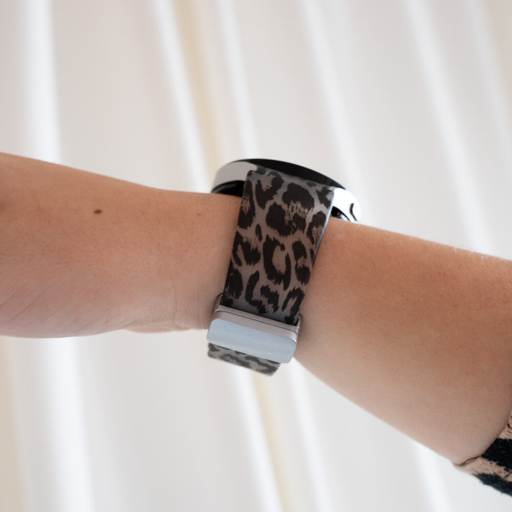 Strap-it® Strap-it Samsung Galaxy Watch 4 44mm Glow in the Dark D-Buckle Armband Leopard Strap-it® Strap-it Samsung Galaxy Watch 4 44mm Glow in the Dark D-Buckle Armband Leopard