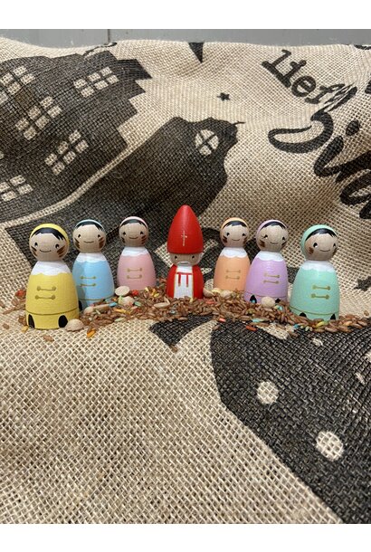 Houten pegdolls set  sinterklaas + 6 pieten pastel