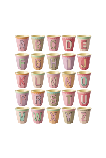 Rice melamine beker medium alfabet roze