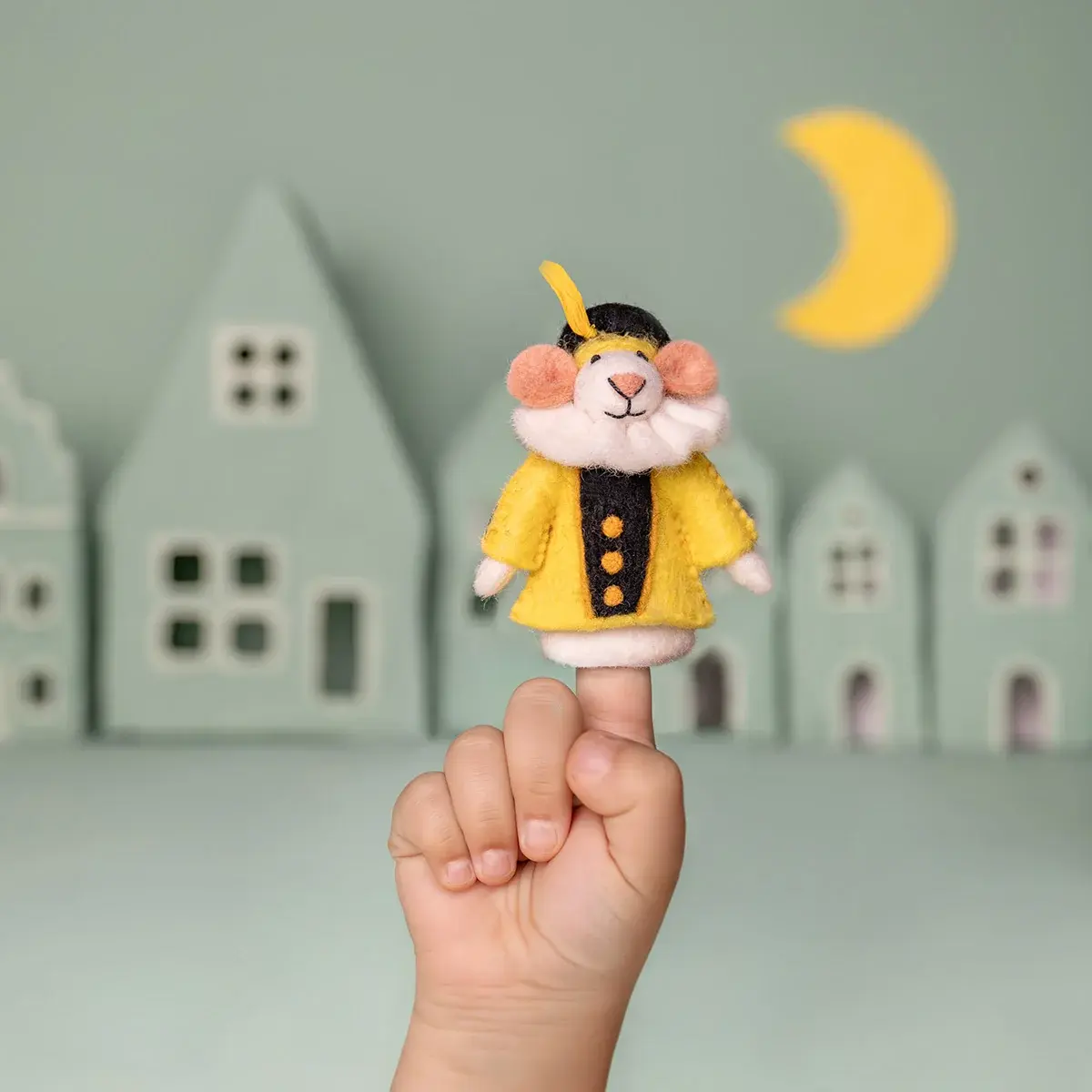Sjaal met verhaal vilten vingerpopje piet muis 12cm - geel-2
