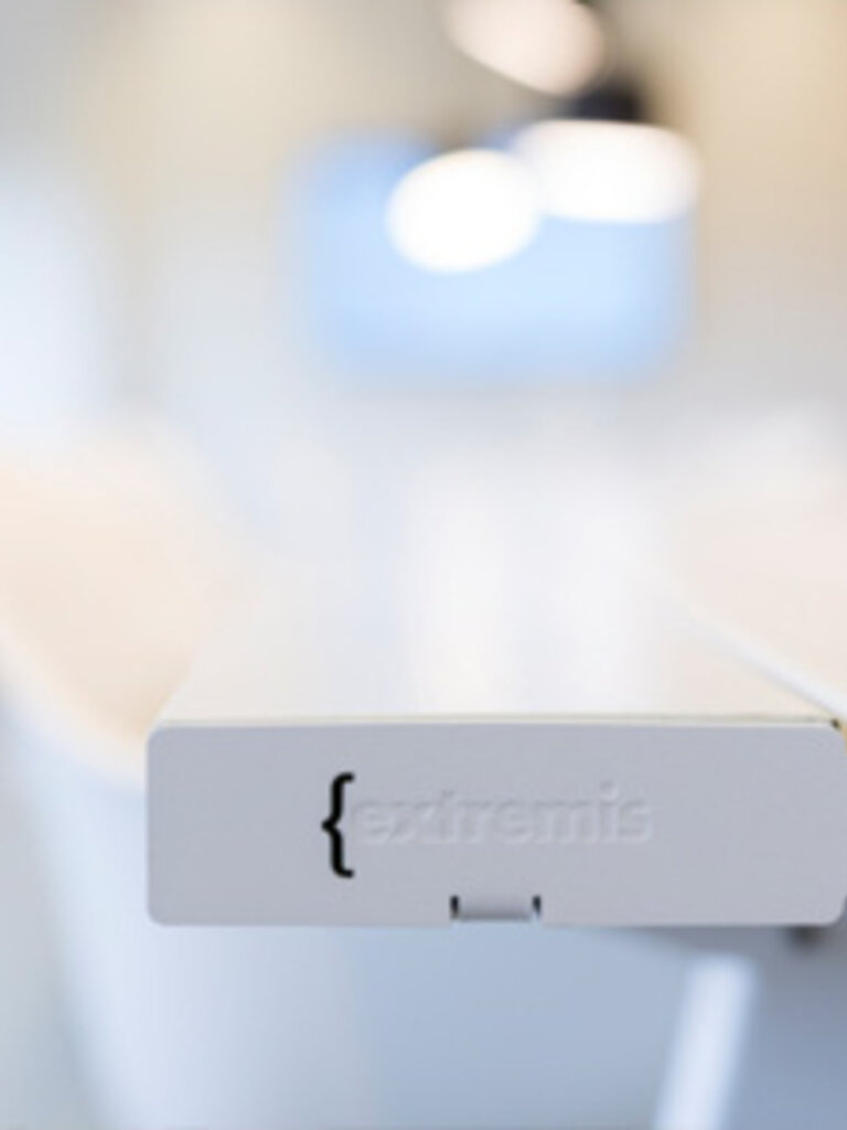 Extremis Marina Table