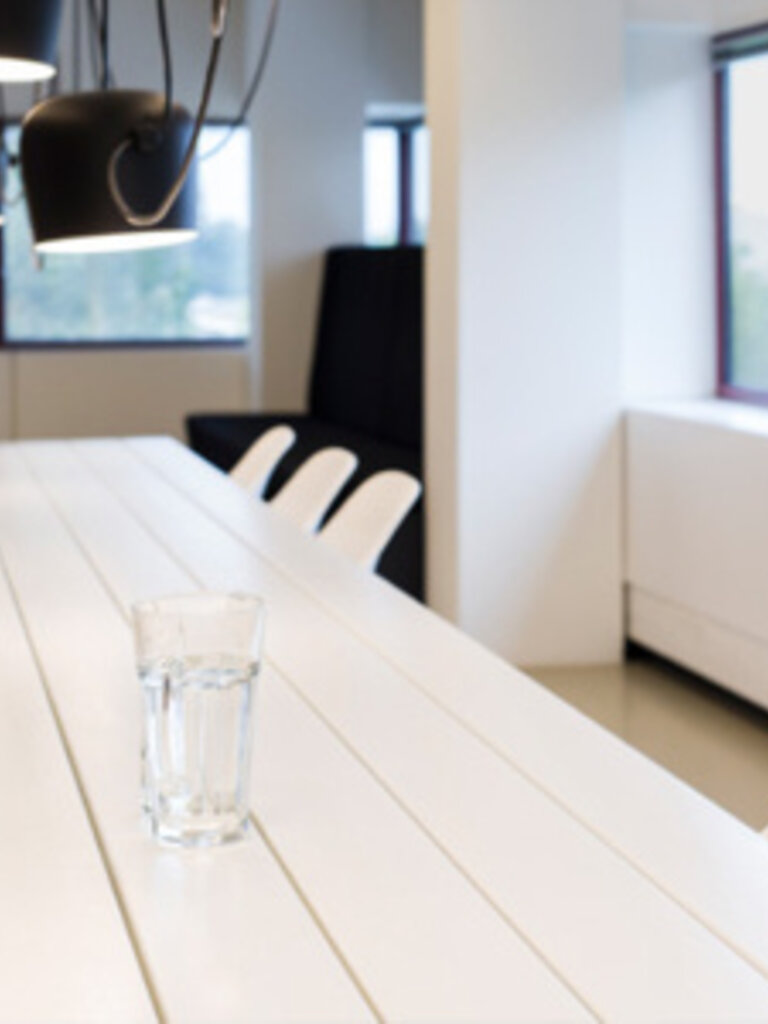 Extremis Marina Table